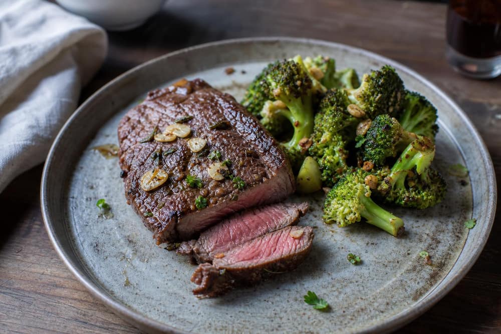 Biefstuk met broccoli en knoflook