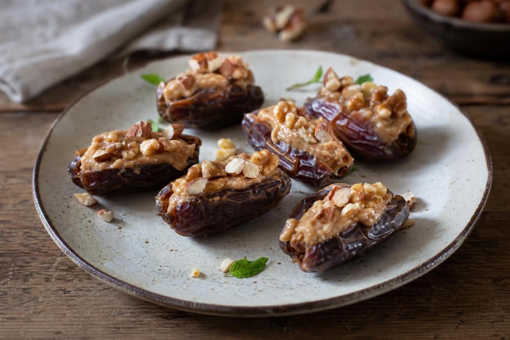 Gevulde dadels met pindakaas en noot