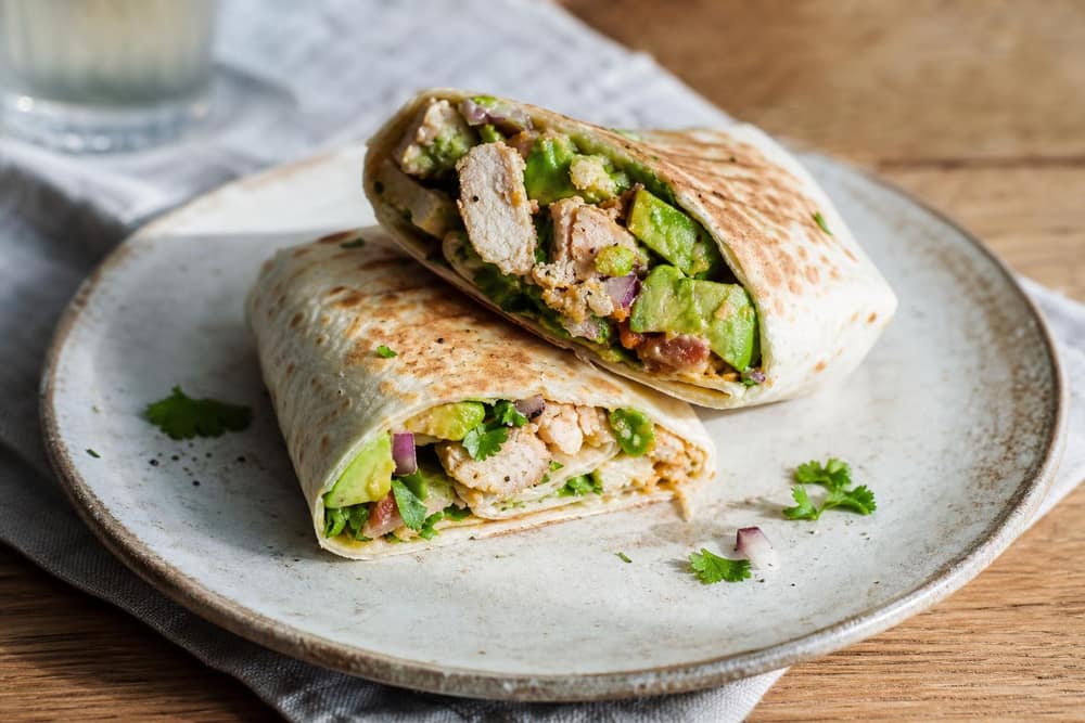 Koolhydraatarme kipwrap met avocado