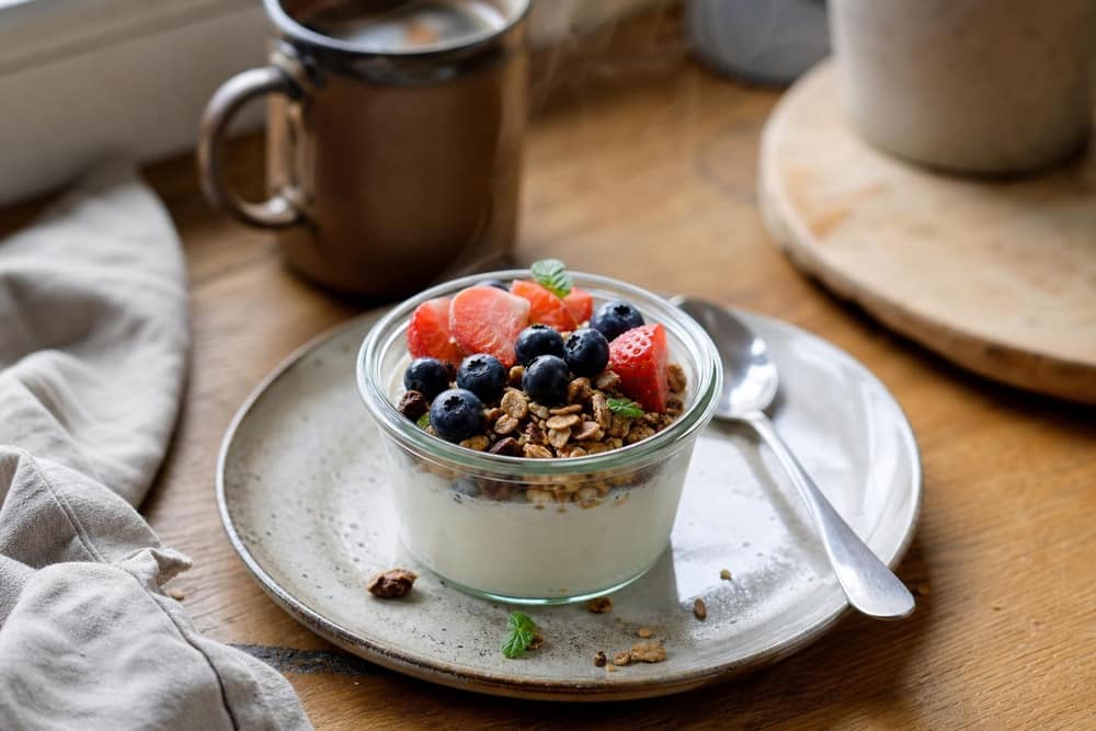 Kwark-ontbijtpot met zelfgemaakte granola