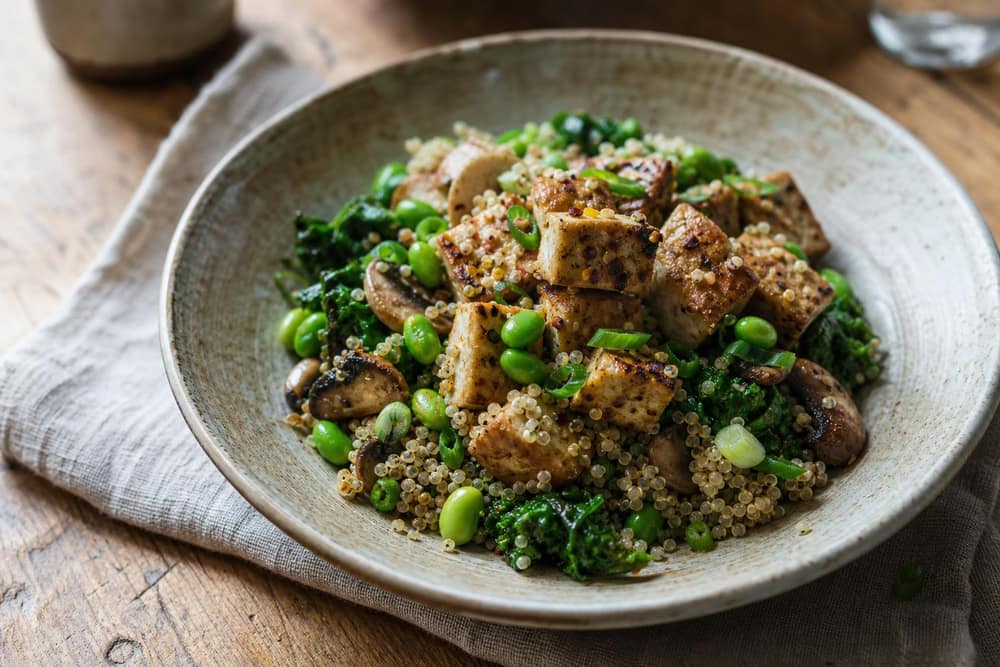 Quinoa-bowl met edamame en tofu