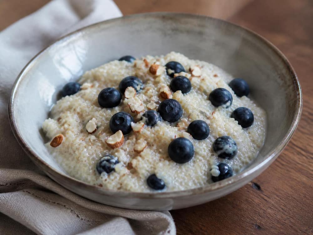 Quinoapap met blauwe bessen en amandel