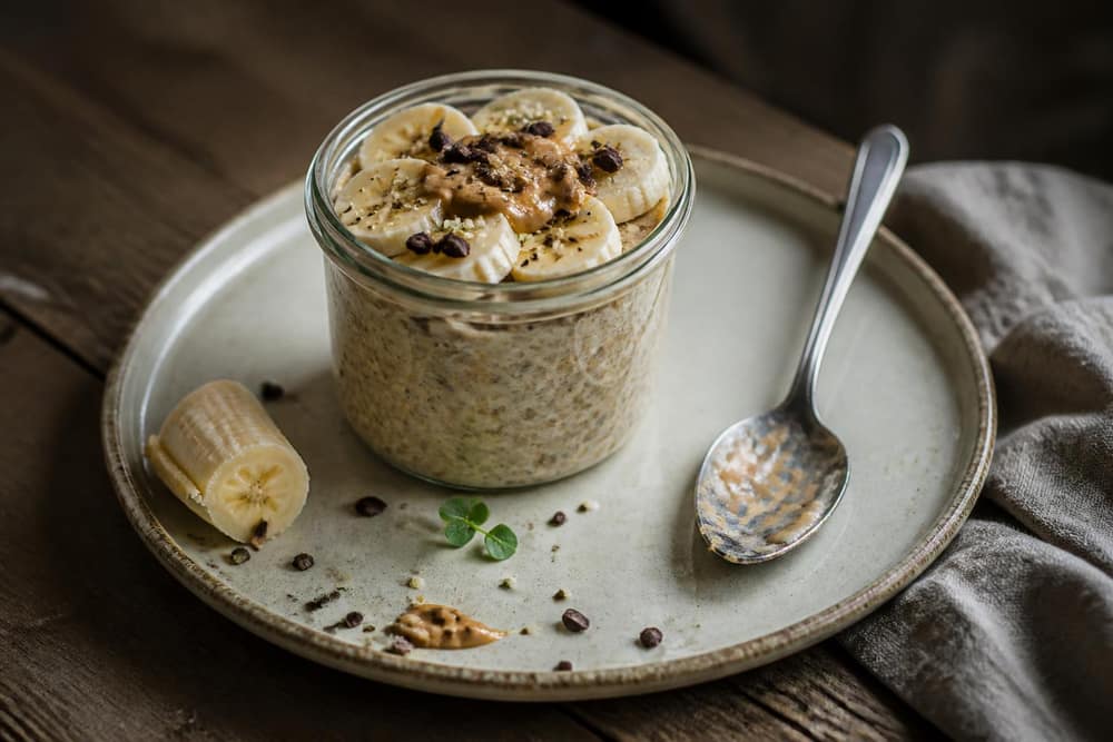 Vegan overnight oats met pindakaas en banaan