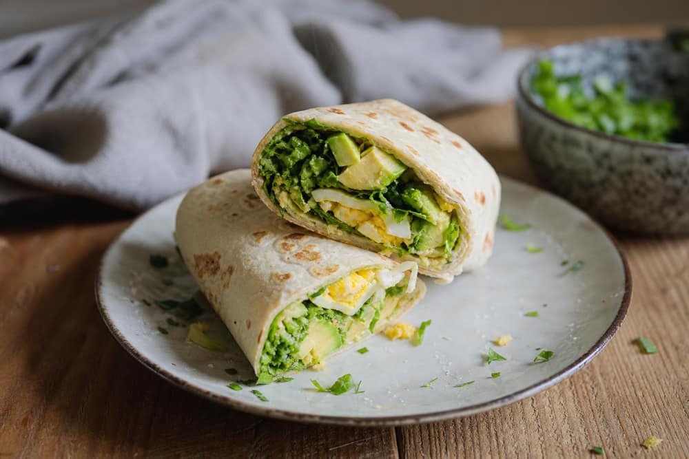 Wrapsalade met ei en avocado
