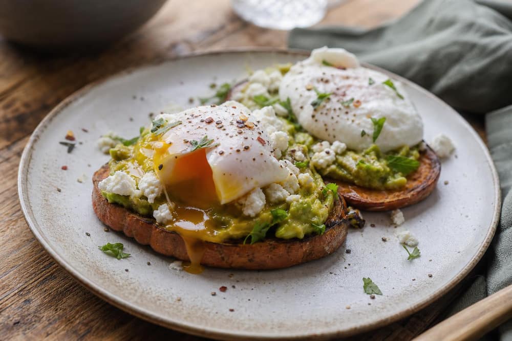 Zoete-aardappeltoast met avocado en ei